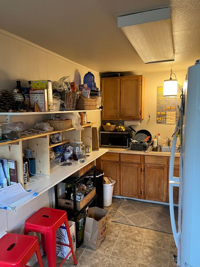 Building Photo - 4 bedroom, 1 bathroom backhouse in South C...