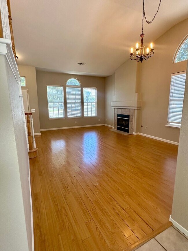Foto del edificio - 3 bedroom 2.5 bathroom corner lot