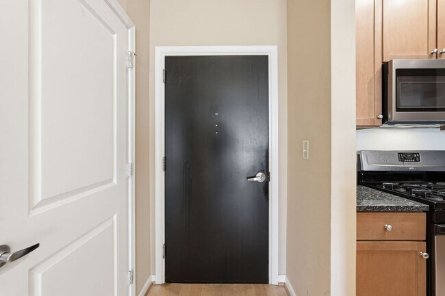 Building Photo - Experience elevated city living in this beautifully maintained residence ideally situated in the ...