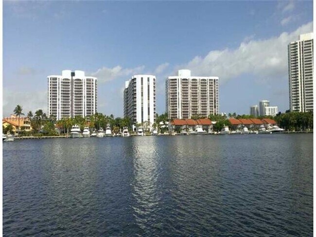 Foto del edificio - 3600 Yacht Club Dr