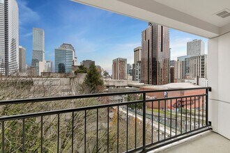 Building Photo - AVIA on Pike Street