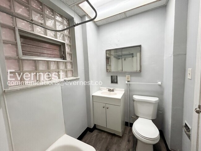 Building Photo - 1 Bed, 1 Bath Condo with Modern Amenities / Available Now!