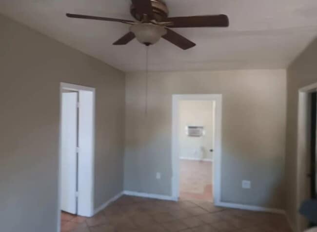 Foto del edificio - 2136 Collins Ct