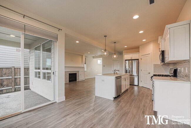 Building Photo - Newer Brush Prairie Home in Greenbelt Setting!