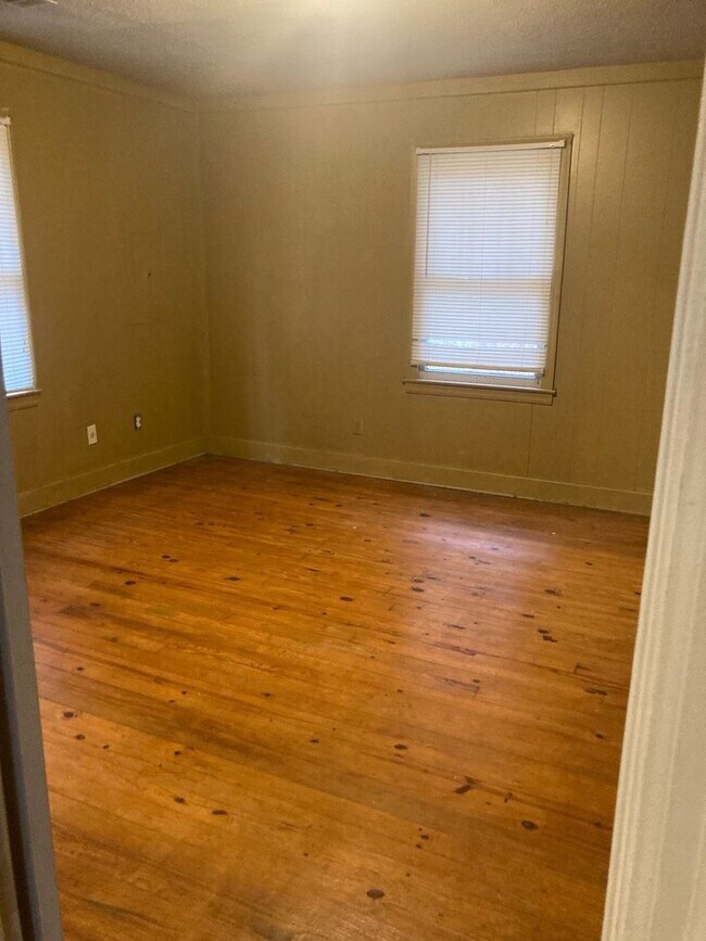 Building Photo - 1030 HWY 54 W: Quaint & Cozy 2BD, 1BA Home...