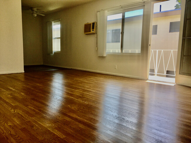 spacious living room - 1318 N Martel Ave