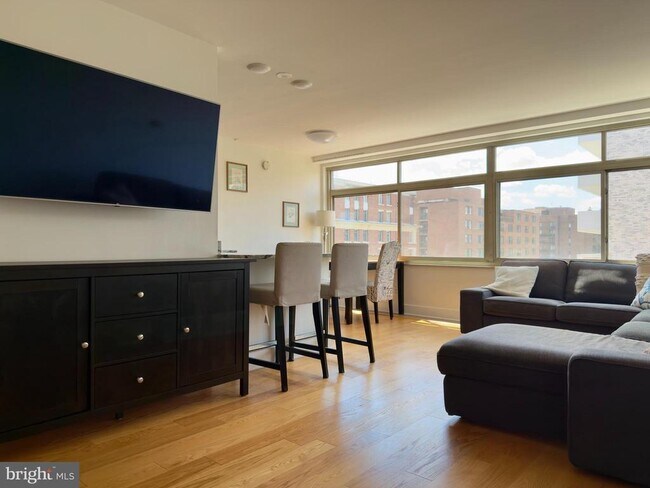 Foto del edificio - 2401 H St NW