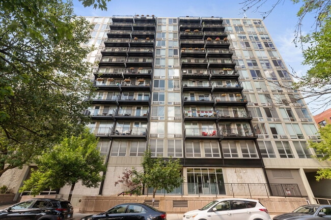 Building Photo - 450 W Briar Pl