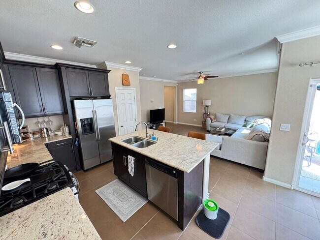 Foto del edificio - 3 BEDROOM SOUTHWEST HOME!