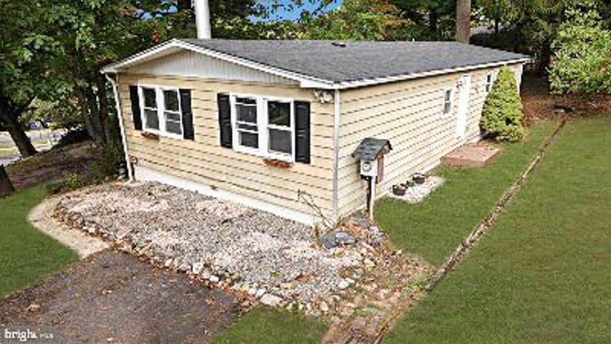 Foto principal - 3 bedroom (Entire House) in the Solitude Village section of High Bridge