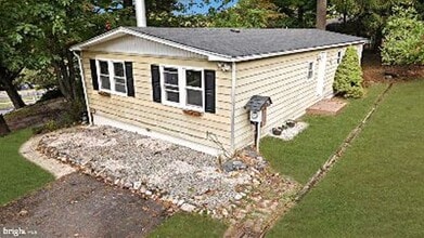 Building Photo - 9 Greenwich Dr