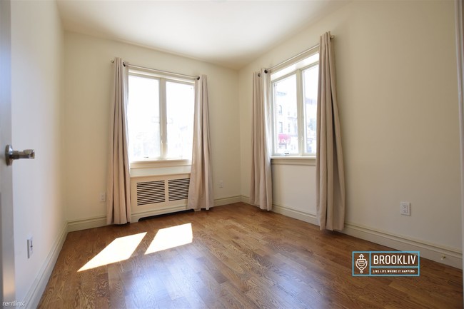 Building Photo - 301 Eldert St