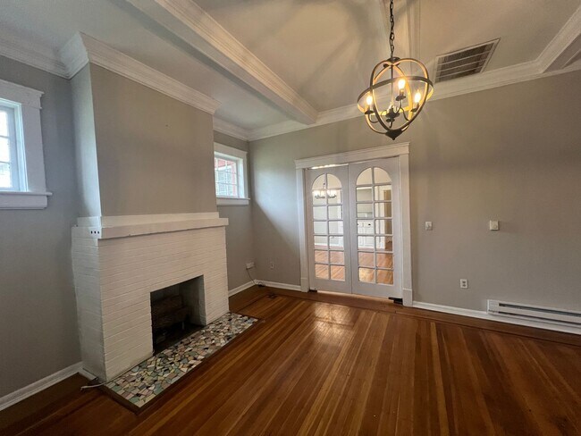 Building Photo - Murray Hill 2/2 Single-Family Home Availab...