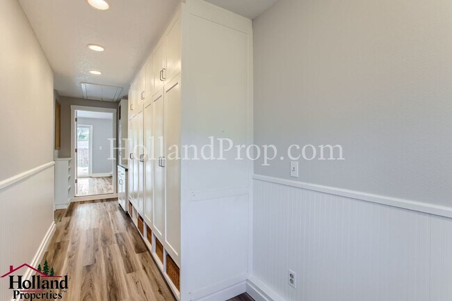 Foto del edificio - **NEW PRICE** Enchanting Single-Level Home...