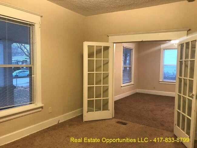 Foto del edificio - 2222 N Johnston Ave