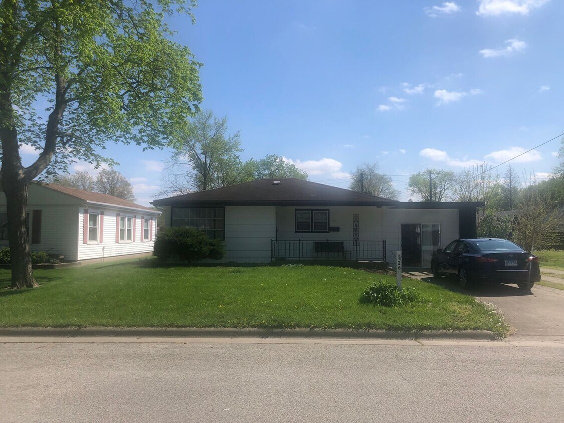 Primary Photo - Very sharp 2BR 1.5 bath house in Pontiac. ...