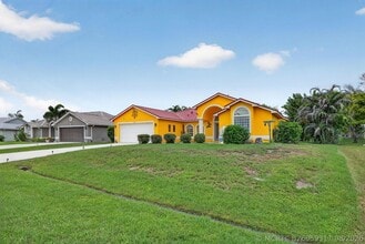 Building Photo - 3077 SE Galt Cir