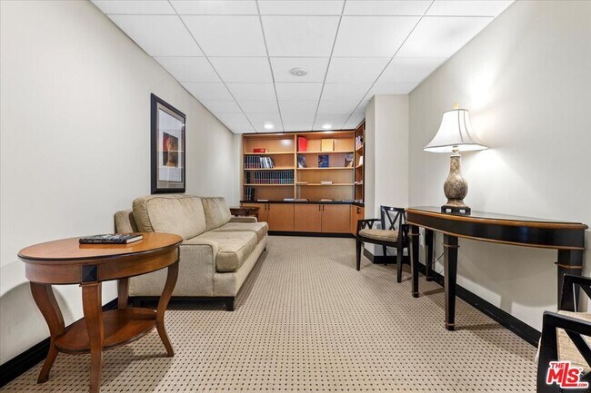 Building Photo - 100 S Doheny Dr