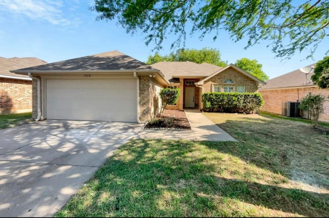 1928 Green Willow Dr, Fort Worth, TX 76134 House Rental in Fort Worth