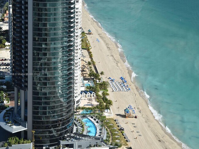 Building Photo - 18555 Collins Ave