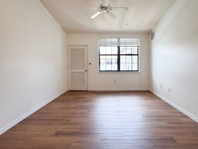 Building Photo - Spacious 1 bedroom overlooking pool at The Registry!