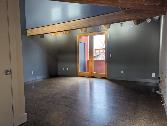 Building Photo - Hip Loft Living in Prospect!