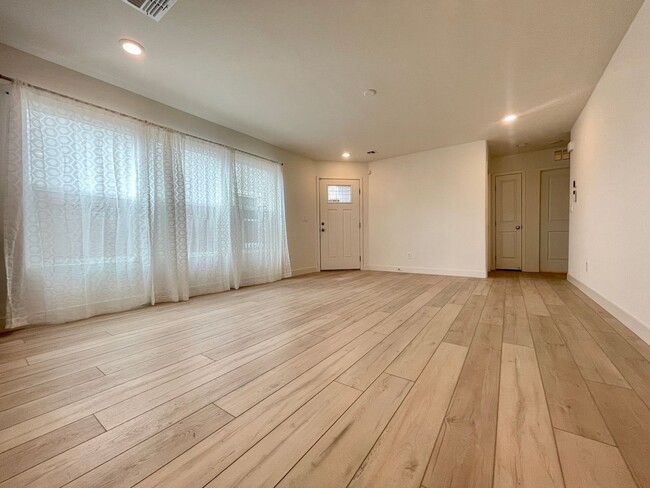 Building Photo - Gorgeous 3 bedroom 2 Bathrooms home is a M...