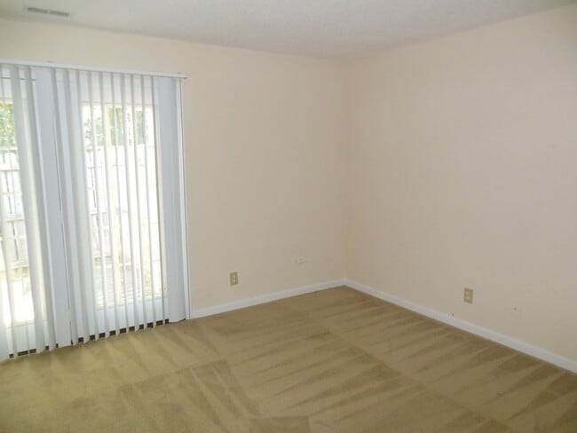 Building Photo - 1 br, 1 bath House - 16 Justin Court