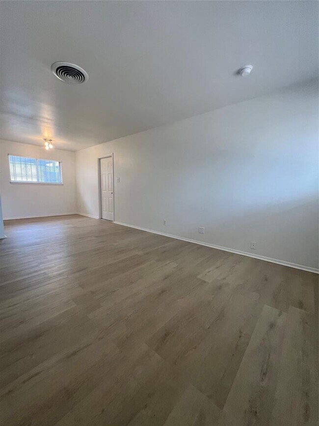 Foto del edificio - 6005 Cameron Rd