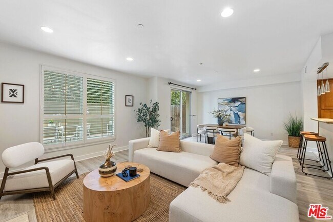 Foto del edificio - 2240 S Beverly Glen Blvd