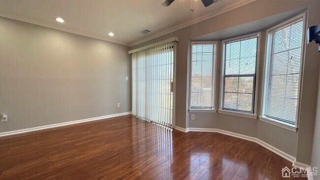 Foto del edificio - 336 Cozzens Ct