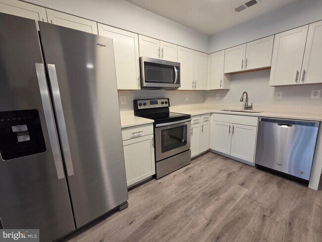 Foto del edificio - 15040 Cherrywood Dr
