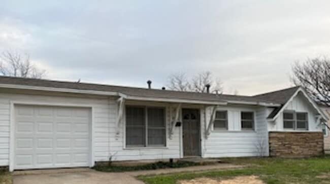 Building Photo - Ready for New Tenants- 3 Bedroom, 1.5 Bath in North Riverside- FWISD- 76111