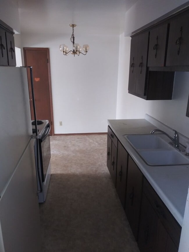 Building Photo - 6272 N. 101st St. Apt. 206- 2 Bedroom Upper