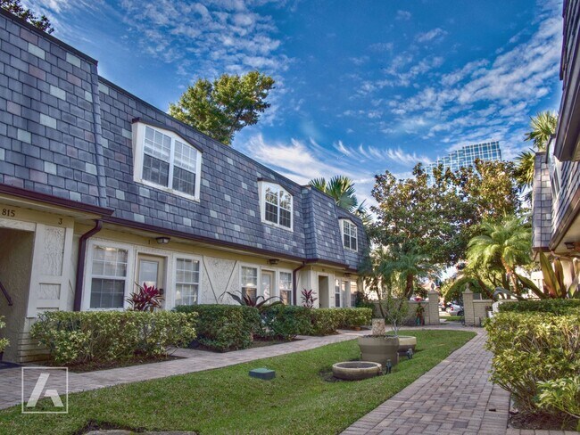 Foto del edificio - 813-819 Irma Ave