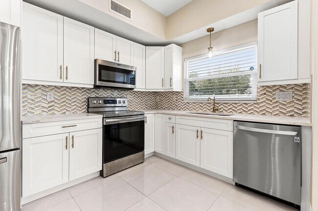 Building Photo - BEAUTIFULLY REMODELED 3-BEDROOM TAMPA HOME | SUNROOM | MODERN INTERIOR
