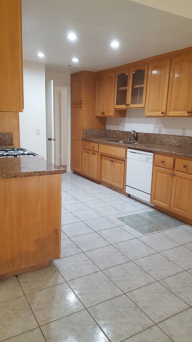 Mucho almacenamiento en la cocina - 3212 Ave S-1