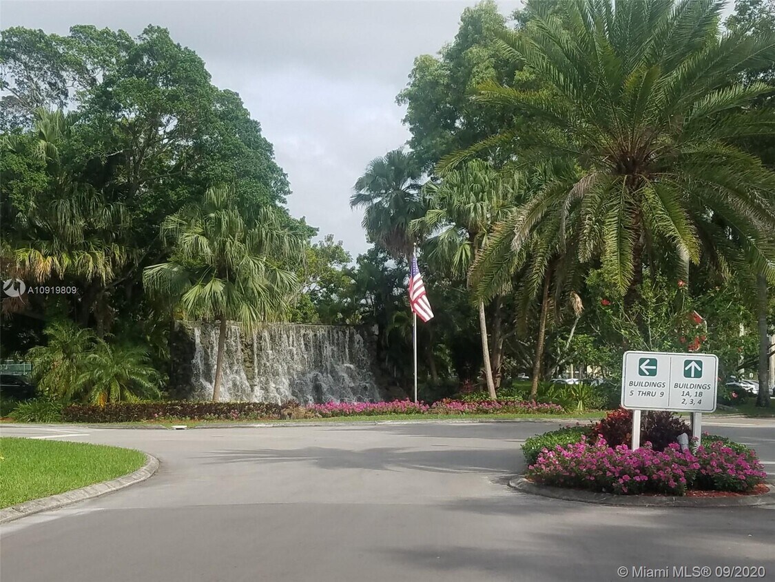 Foto principal - 16475 Golf Club Rd