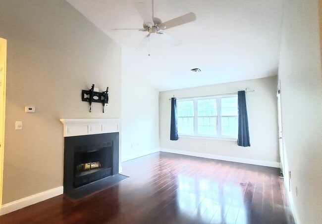 Building Photo - 650 Brookside Dr