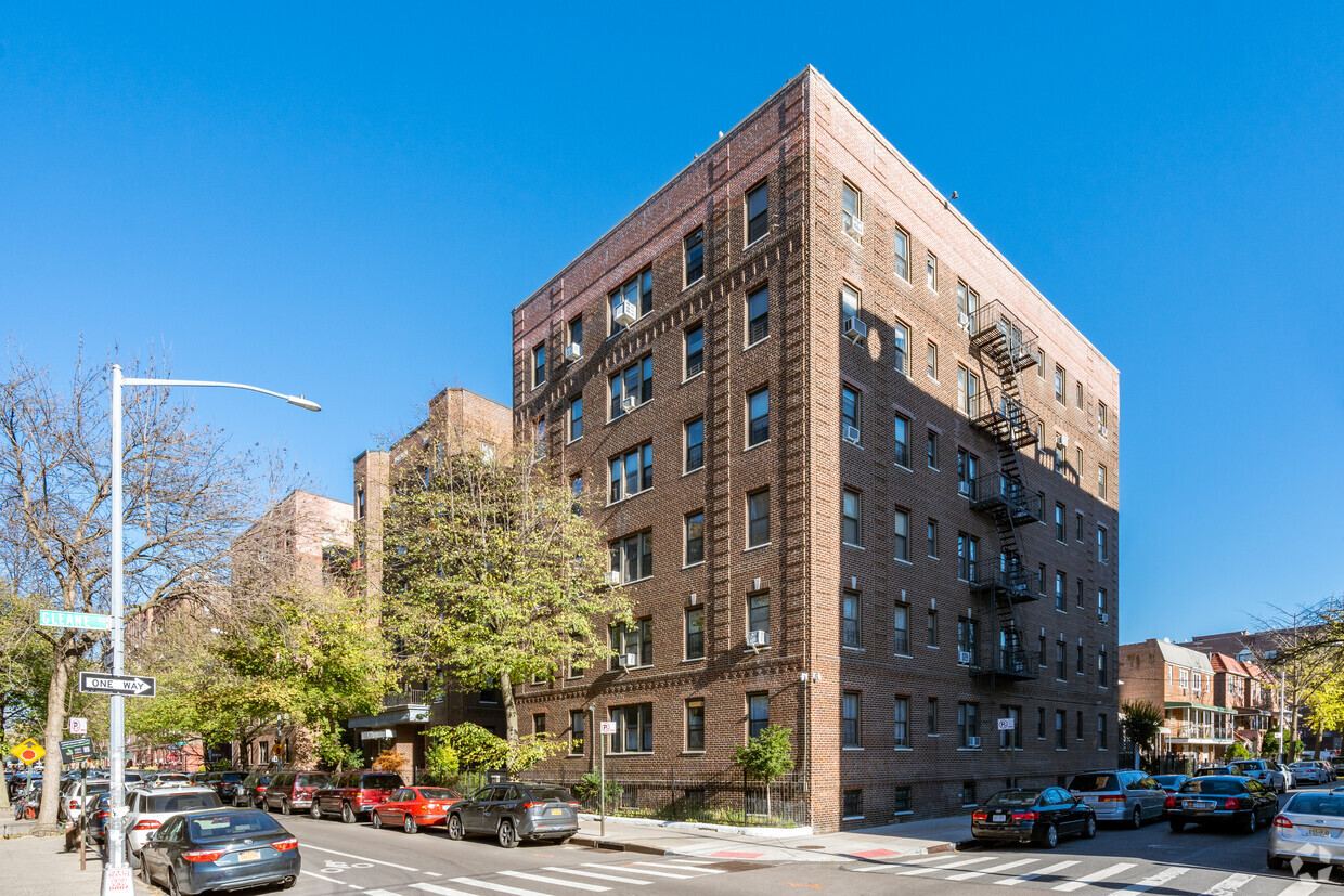 Foto principal - 8812 Elmhurst Ave