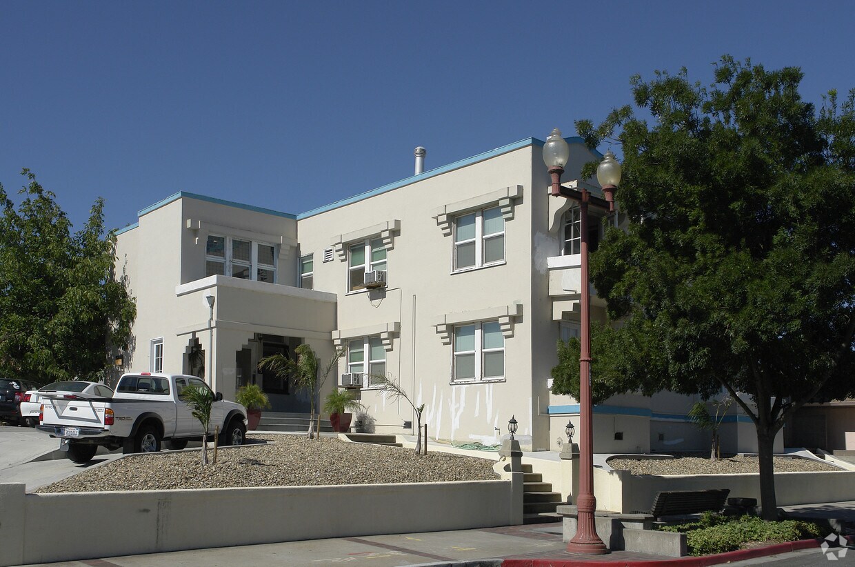 Building Photo - 615 W 4th St