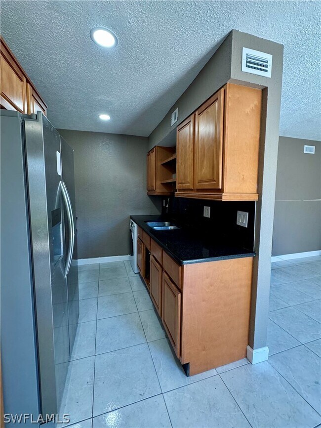 Building Photo - 4603 Bayshore Dr