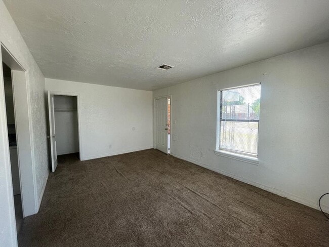 Building Photo - 1 Bedroom 1 Bathroom Duplex For Lease 8/4/...