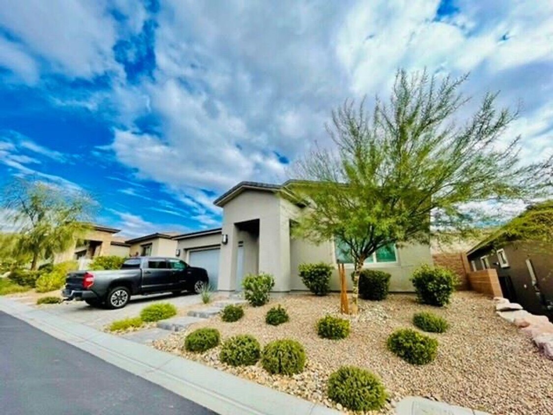 Foto principal - Absolutely beautiful single story home in a “Lake Las Vegas” GATED COMMUNITY!!!