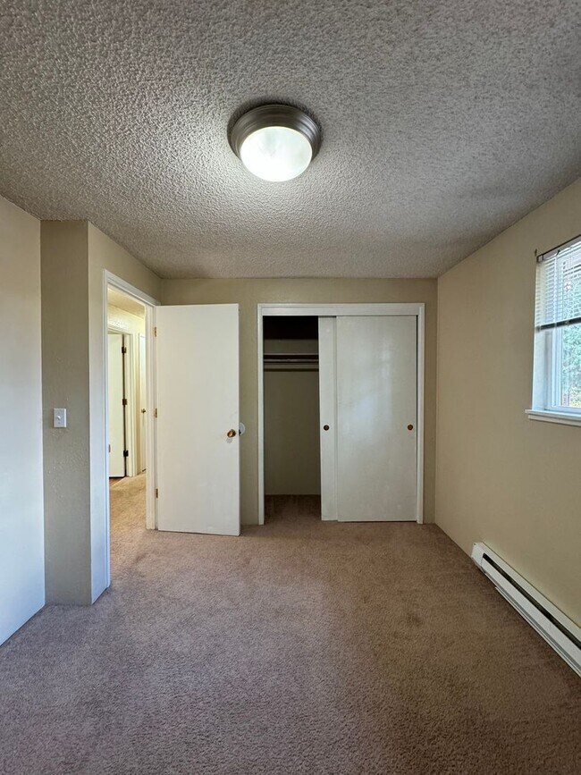 Building Photo - 2bdrm, 1 bath duplex with attached garage ...