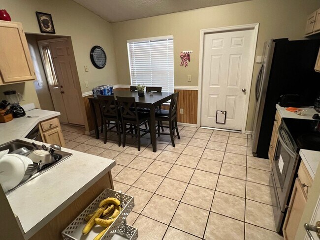 Foto del edificio - 3 bedroom 2 bath beauty