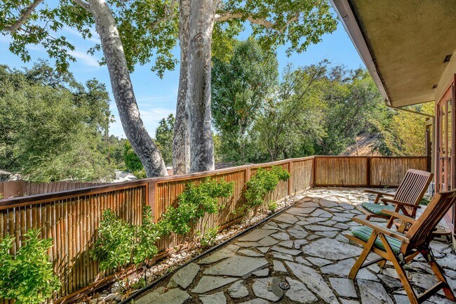 Building Photo - Private 3 Bed/2 Bath Oasis in Royal Woods ...