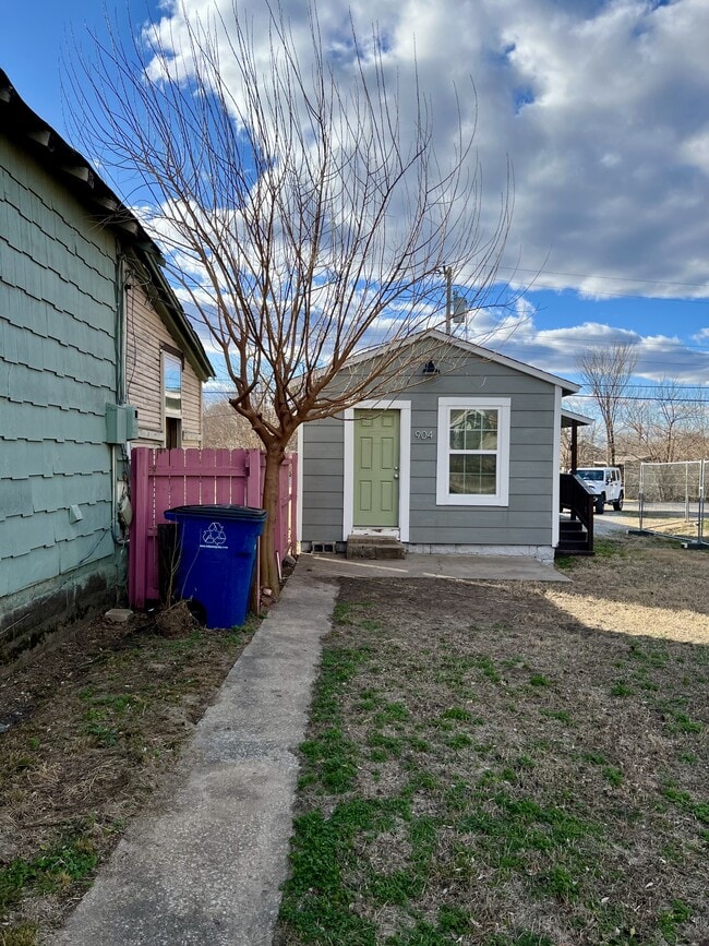 Building Photo - 904 N Peoria Ave