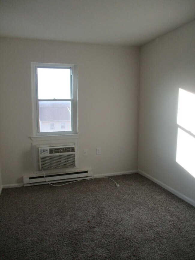 Building Photo - Lovely END UNIT TOWNHOME with LARGE DECK &...
