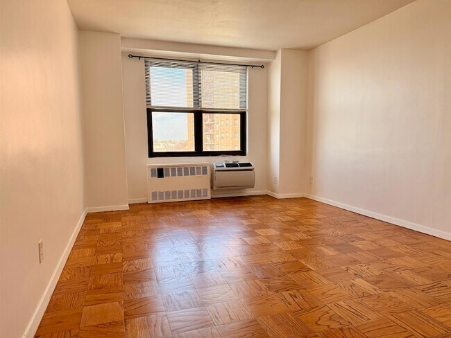 Foto del edificio - 10 Huron Ave